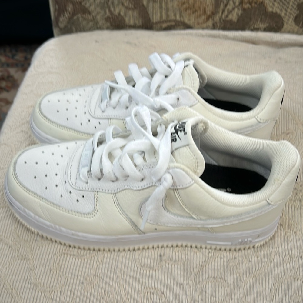 Off white Nike Air Tennis shoes size 7.5